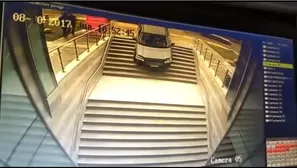 Mujer confundió ingreso de mall con estacionamiento. Video: YouTube