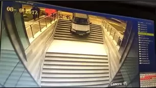 Mujer confundió ingreso de mall con estacionamiento. Video: YouTube