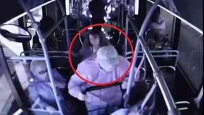 YouTube: anciano pidi&oacute; a mujer ser m&aacute;s amable en bus y ella lo mat&oacute; de un brutal empuj&oacute;n. Foto: captura