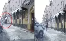 YouTube: Mujer se salvó por segundos de ser golpeada por un gran bloque de hielo que cayó del techo de un edificio - Noticias de golpeado