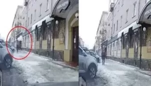 YouTube: Mujer se salvó por segundos de ser golpeada por un gran bloque de hielo que cayó del techo de un edificio. Video: RT