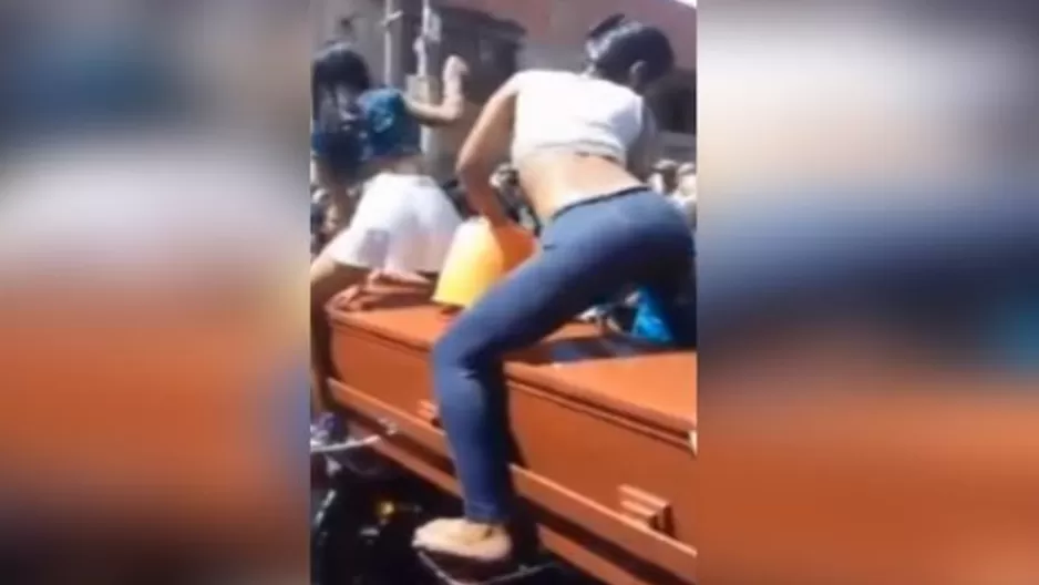 YouTube: mujeres bailan reguetón en pleno funeral YouTube: mujeres bailan reguetón en pleno funeral