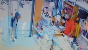 YouTube: Niño ingresa a librería para pedir un lápiz y un cuaderno y dueño le regala varios útiles. Foto: Captura / Video: Sitio Andino