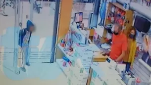 YouTube: Niño ingresa a librería para pedir un lápiz y un cuaderno y dueño le regala varios útiles. Foto: Captura / Video: Sitio Andino