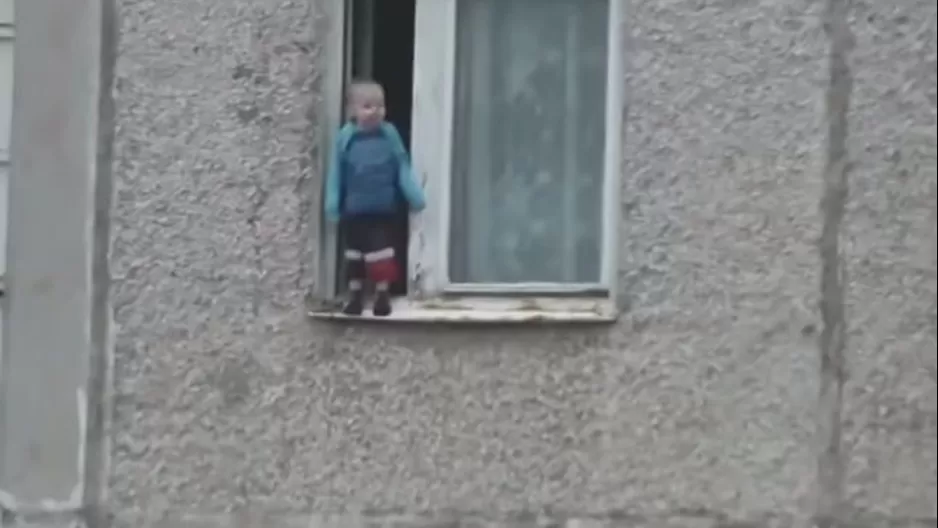 YouTube: niño juega peligrosamente en la ventana de un octavo piso