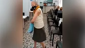 YouTube: La peculiar celebración de una anciana tras ser vacunada contra COVID-19 se vuelve viral. Foto: Twitter @matimolle