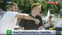 Golpean a reportero ruso. Video: Youtube 'Teezily T-shirts'