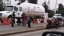 YouTube: polic&iacute;a hizo &lsquo;ranear&rsquo; a motociclistas que circulaban en carril de los Panamericanos. Foto: captura