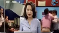 YouTube: Presentadora de noticiero lee información en vivo mientras detrás de ella ocurre una pelea. Foto: Captura