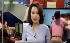 YouTube: Presentadora de noticiero lee información en vivo mientras detrás de ella ocurre una pelea - Noticias de voto-confianza