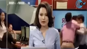 YouTube: Presentadora de noticiero lee información en vivo mientras detrás de ella ocurre una pelea. Foto: Captura