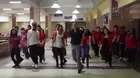 YouTube: un profesor baila por los pasillos de una escuela junto a sus estudiantes