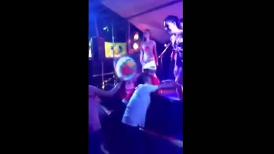 YouTube: Quiso darle propina a una bailarina, pero su esposa lo golpeó con una sartén