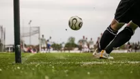 YouTube: rayo alcanza a dos jugadores durante un partido de fútbol en Jamaica. Foto: captura/Video: @JamaicaGleaner