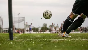 YouTube: rayo alcanza a dos jugadores durante un partido de fútbol en Jamaica. Foto: captura/Video: @JamaicaGleaner