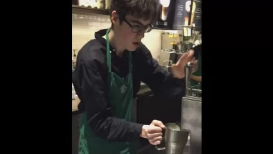 YouTube: Sam es el empleado con autismo de Starbucks que baila y sirve café