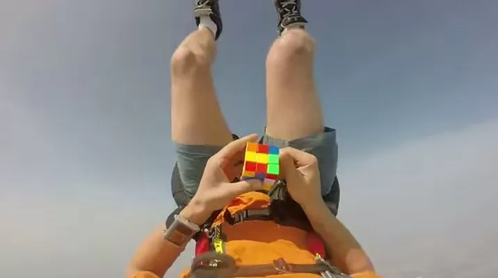 YouTube: se lanza de avión y resuelve cubo mágico antes de abrir su paracaídas YouTube: se lanza de avión y resuelve cubo mágico antes de abrir su paracaídas