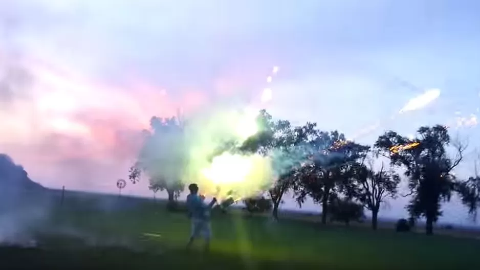 YouTube: sujeto emplea alucinante arma que dispara fuegos artificiales