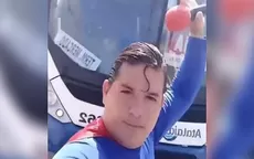 YouTube: 'Superman' brasileño fue atropellado al intentar detener un bus con la mano - Noticias de viral