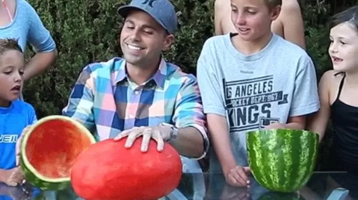 YouTube: truco de cómo sacar la cáscara de una sandia te pondrá la piel de gallina YouTube: truco de cómo sacar la cáscara de una sandia te pondrá la piel de gallina