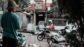 YouTube: turista derriba con una patada voladora a motociclista en Indonesia. Foto: Pixabay/Video: Bli Saka