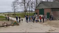 YouTube: Vacas pasan todo el invierno encerradas, las liberan y su reacción se vuelve viral. Foto: Captura / Video: Twitter @smeerlingantiek