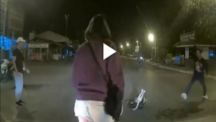 YouTube: Vecinos se enfrentan a una serpiente para salvar a un gato callejero