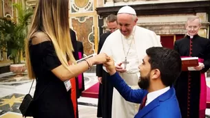 Venezolano pidió la mano a su novia frente al papa. Youtube: Edward Pentin