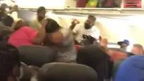 Brutal pelea a bordo de un avión. Video: Caryn Ross