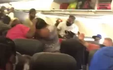 Dos mujeres protagonizan pelea a bordo de avión porque una de ellas no quiso usar mascarilla - Noticias de avion