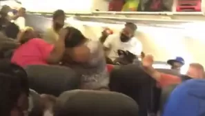 Brutal pelea a bordo de un avión. Video: Caryn Ross