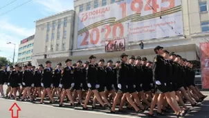 YouTube viral: Cadete rusa pierde zapato durante desfile de la Victoria y continúa marchando. Foto: Captura