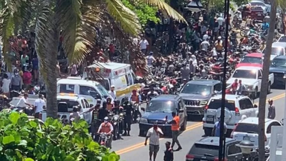 Hombre dice que fin del coronavirus será este lunes y reúne a cientos en República Dominicana. Foto: captura