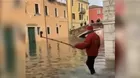 Hombre disfrazado de Papá Noel se graba con Venecia inundada y termina mal