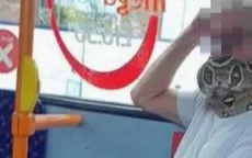 Hombre usa serpiente como mascarilla para cubrirse la cara en un autobús  - Noticias de serpiente