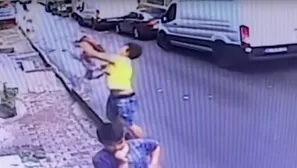 YouTube viral: niña cae de departamento en Turquía y joven la salva de milagro. Foto: captura