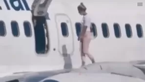 Pasajera da un paseo por el ala del avión. Video: RT