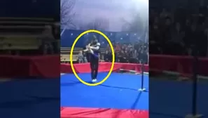 YouTube: serpiente estrangula a su due&ntilde;o en pleno show y aterra al p&uacute;blico. Foto: captura