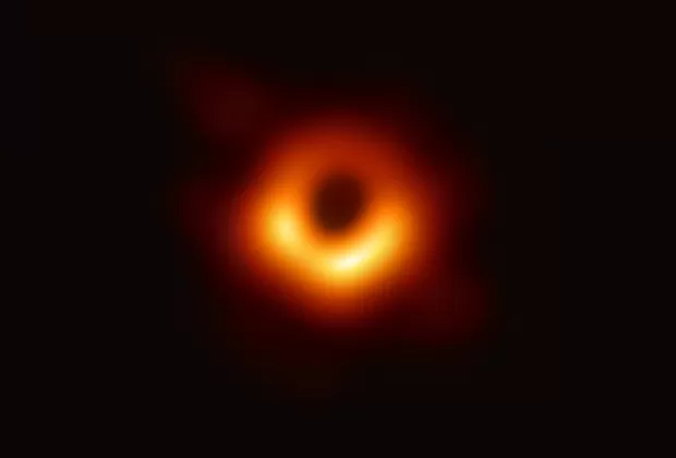 Revelan la primera imagen de un agujero negro captada por el Event Horizon Telescope