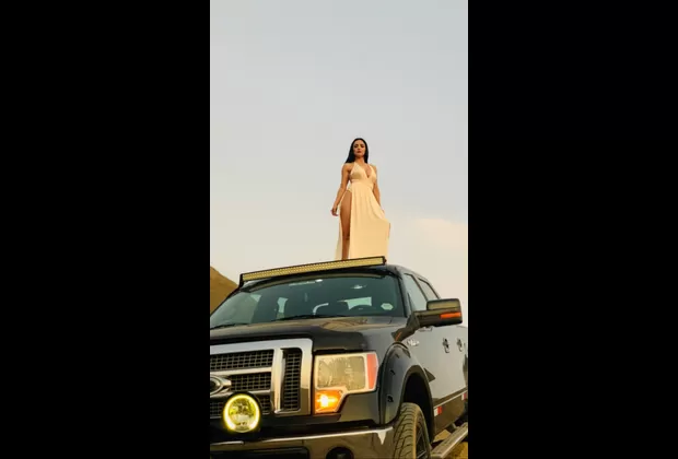 Rosángela Espinoza remece Instagram con sensual baile sobre una camioneta