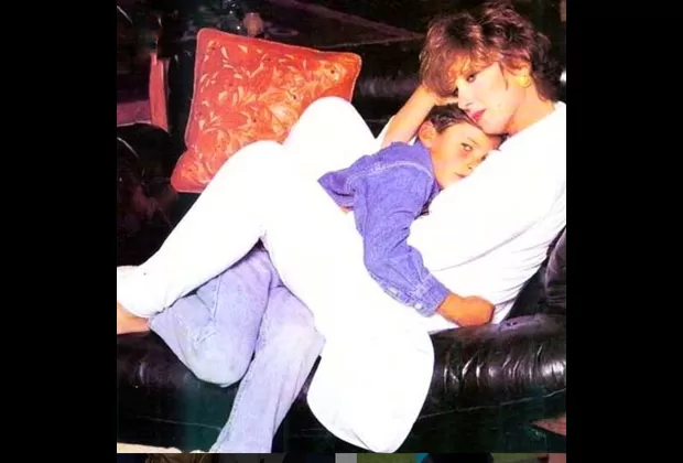 Sebastián Zurita y su hermano Emiliano recuerdan en fotos a su madre, Christian Bach