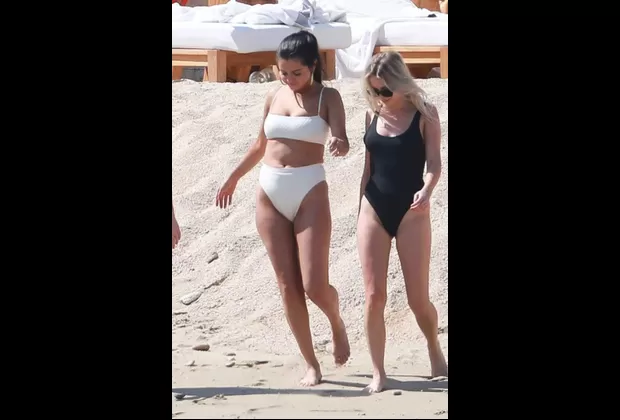 Selena Gómez es captada en la playa y al natural