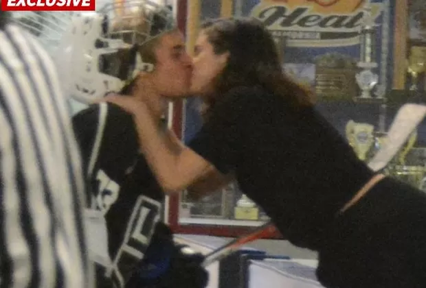 Selena Gómez y Justin Bieber besándose