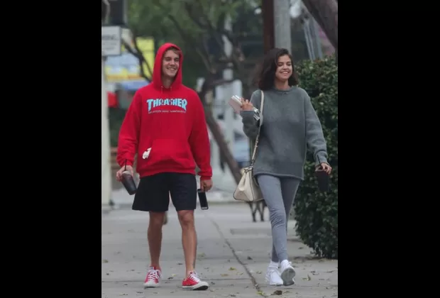 Selena Gómez y Justin Bieber en bicicleta