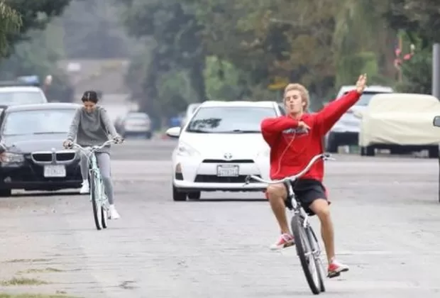 Selena Gómez y Justin Bieber en bicicleta