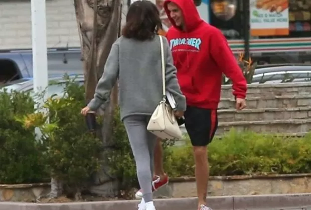Selena Gómez y Justin Bieber paseando juntos