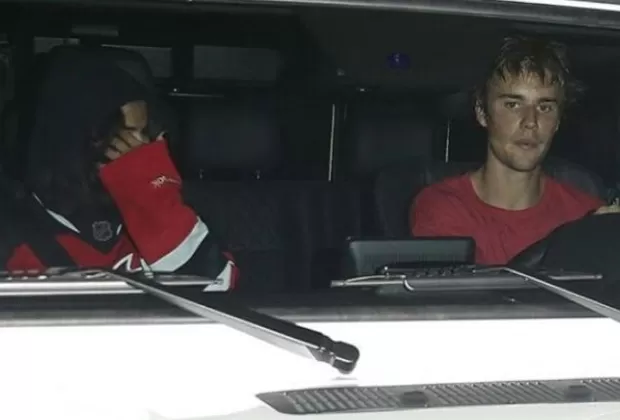 Selena Gómez alentando a Justin Bieber