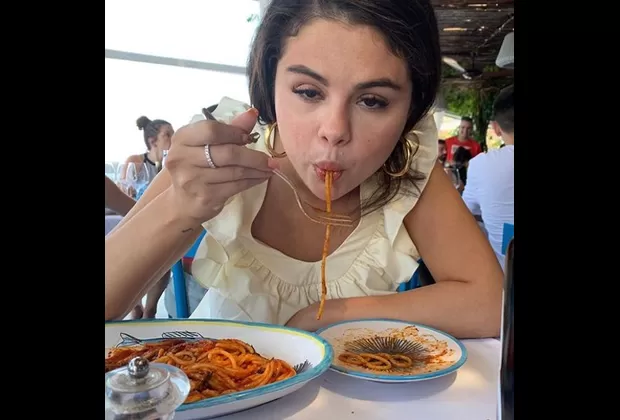 Selena Gómez y sus divertidas fotos comiendo pasta 