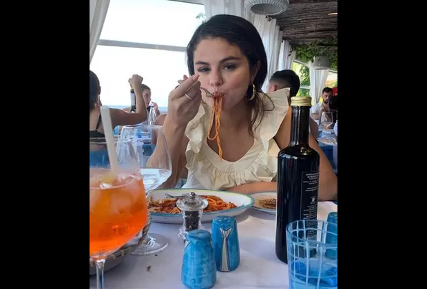Selena Gómez y sus divertidas fotos comiendo pasta 