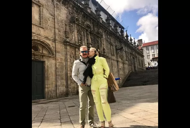 Sergio Goyri olvida polémica con su novia y así celebra su primer aniversario